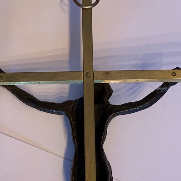Crucifix Brass Wall Hanging/ Vintage Crucifix/ Metal Mid Century Crucifix. - Picture 4 of 6
